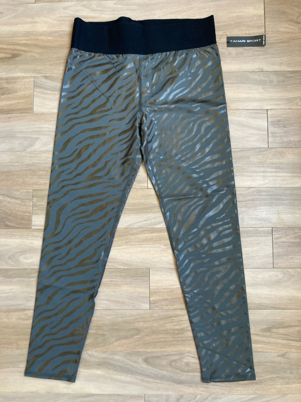 Tahari sport animal print zebra or tiger print legging Size L